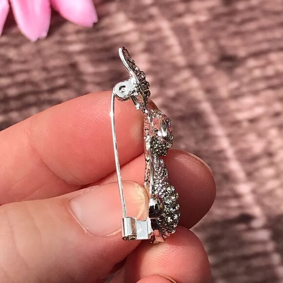 Austrian Crystal Bunny Brooch - Picture 9 of 9